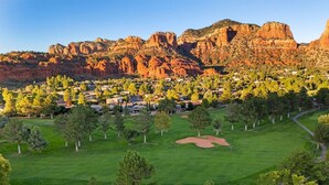 A golf course with a mountainous backdrop, surrounded by a residential area. - 10 Min-Buddha Beach- Oak Creek | Pet & RV Friendly (Sedona)