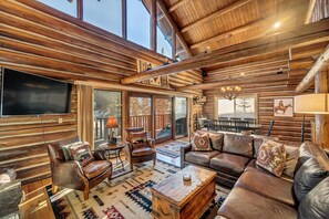 Een televisie en een open haard