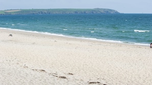 Ein Strand mit Sandküste und Blick auf das Meer.
