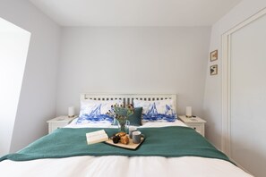 2 bedrooms, desk, iron/ironing board, Internet