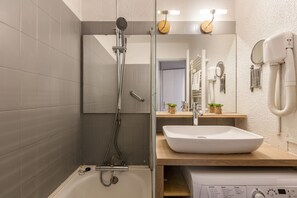 Combined shower/tub, hair dryer, towels