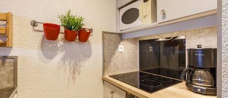 ثلاجة، ميكروويف، موقد طهي مسطح، غسالة أطباق