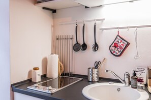 Kühlschrank, Mikrowelle, Herdplatte, Geschirrspüler