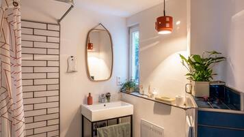 Dusche, Haartrockner, Handtücher