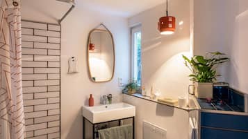 Dusche, Haartrockner, Handtücher