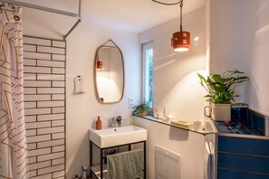 Dusche, Haartrockner, Handtücher