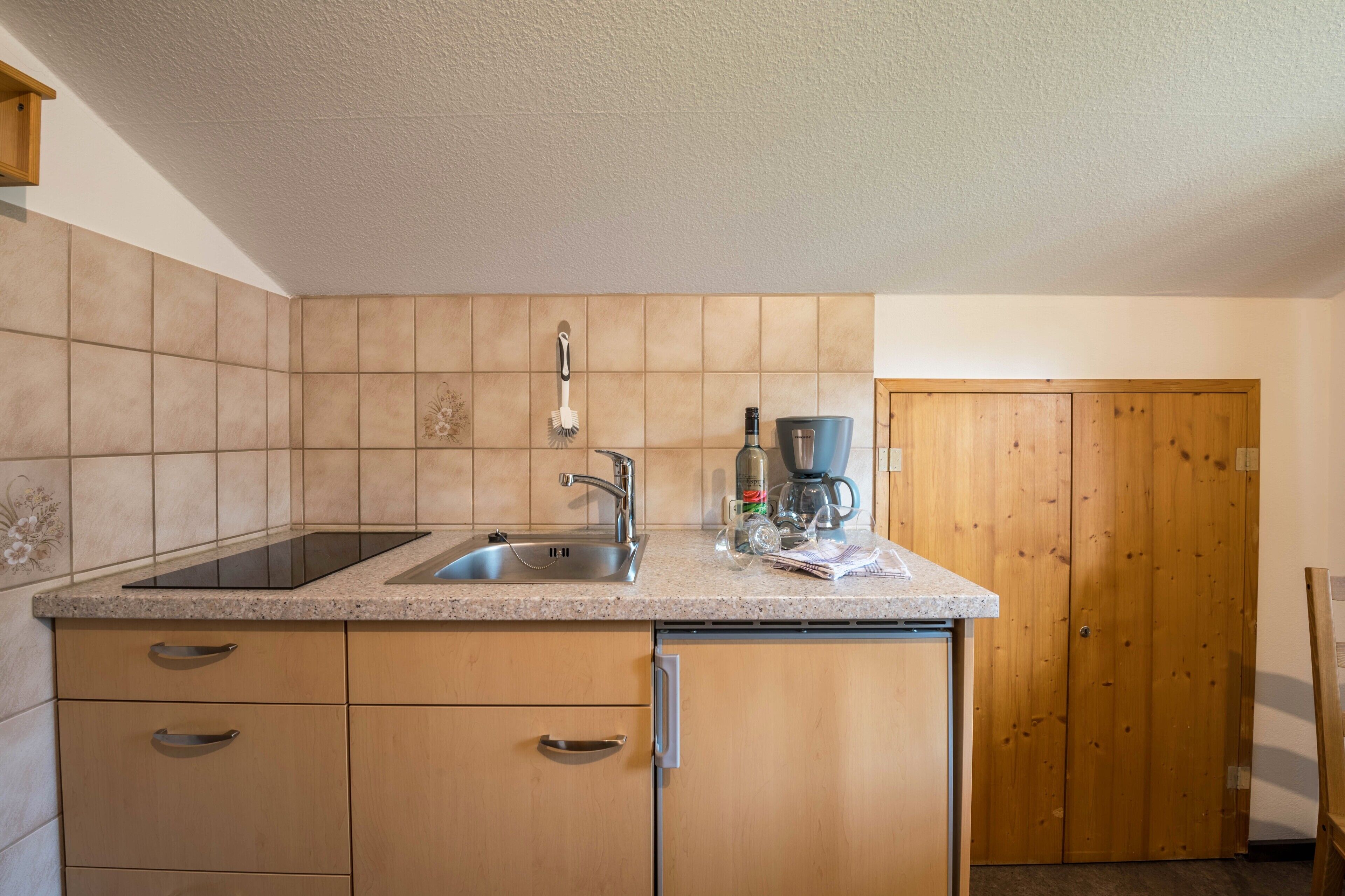 Kühlschrank, Ofen, Herdplatte, Wasserkocher mit Kaffee-/Teezubehör