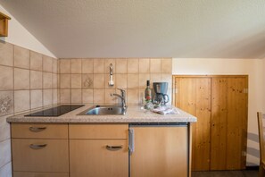 Frigorífico, horno, placa de cocina y cafetera o tetera