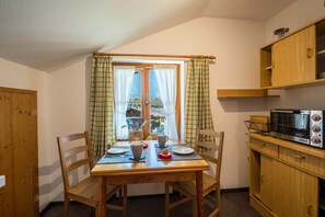 Dining - Apartment 'Gipfelblick' with Mountain View, Balcony and Wi-Fi (Grainau)