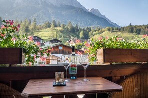 Outdoor dining - Apartment 'Gipfelblick' with Mountain View, Balcony and Wi-Fi (Grainau)