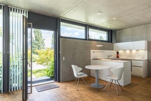 Een koelkast, een oven, een kookplaat, een vaatwasser