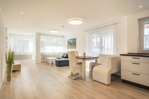 Lichtdurchflutete und moderne Ferienwohnung "Gartenstraße" mit Terrassen und Garten