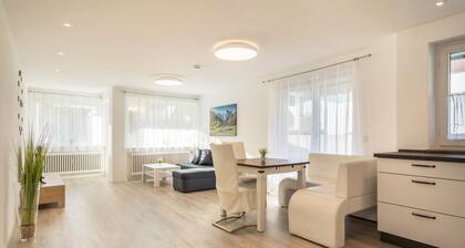 Lichtdurchflutete und moderne Ferienwohnung "Gartenstraße" mit Terrassen und Garten