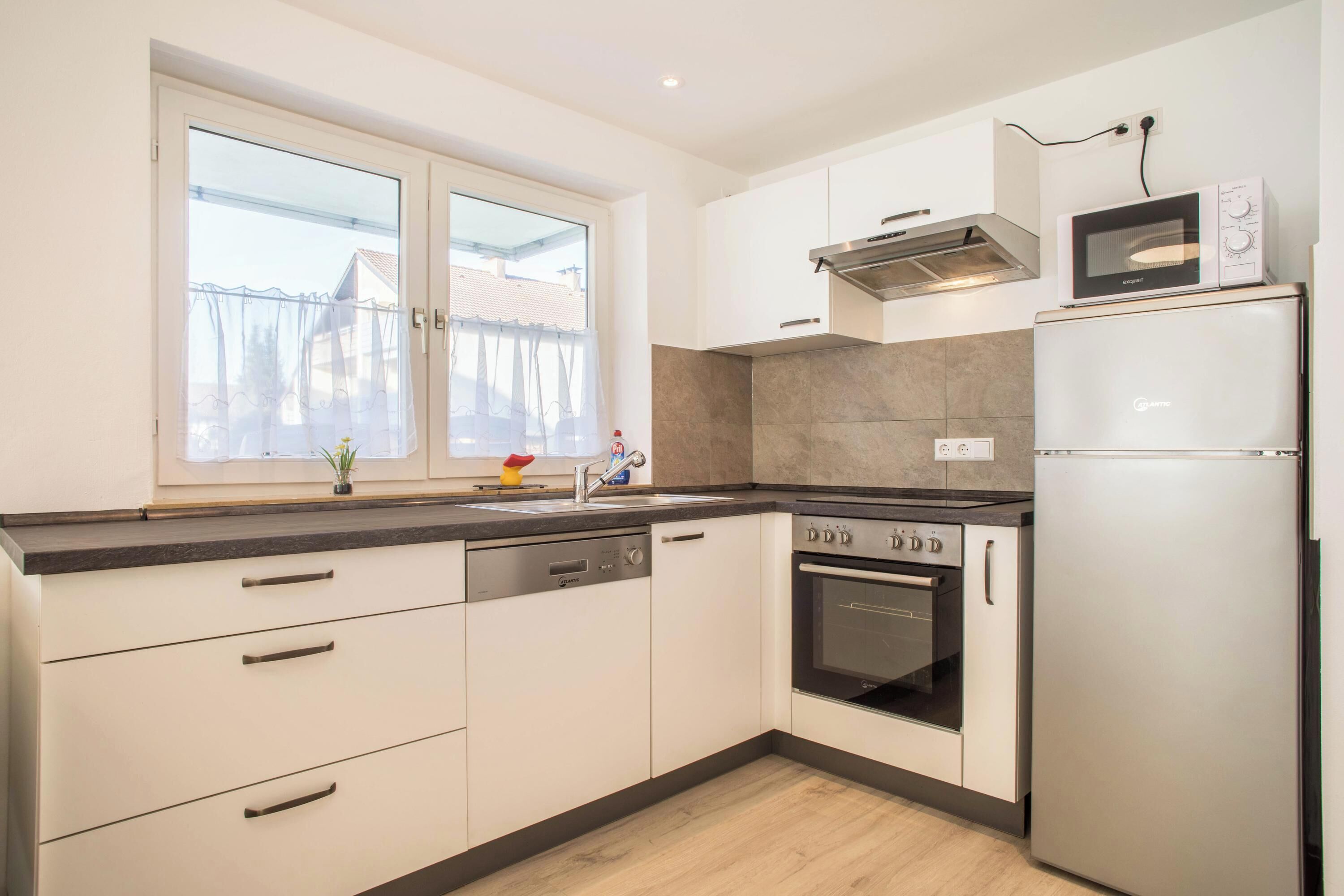 Køleskab, mikrobølgeovn, ovn, kogeplade