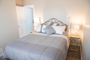 4 bedrooms, iron/ironing board, WiFi, bed sheets