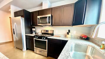 Refrigerador, microondas, horno y parrilla de estufa