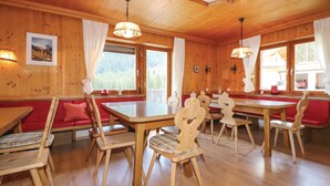 A wooden interior with a dining table, benches, and chairs. - großes Ferienhaus St. Sigmund (Sankt Sigmund)