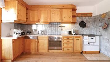 Coffee/tea maker, fridge, oven, stovetop