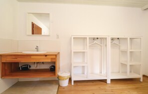 Combined shower/bathtub