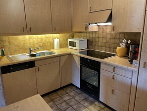 Ofen, Geschirrspüler, Hochstuhl