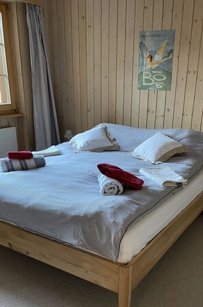 2 bedrooms, travel crib, free WiFi, bed sheets