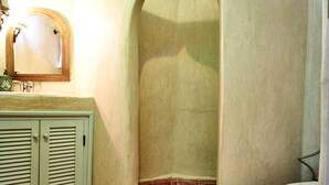 A bathroom with a sink, mirror, and toilet. - Bienvenue au Riad Taroudant ! (Taroudant)