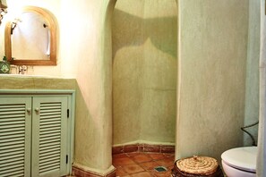 Ein Badezimmer mit Waschbecken, Spiegel und Toilette.