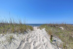 Una spiaggia nelle vicinanze