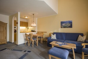 Smart TV, mesa de ping pong, libros