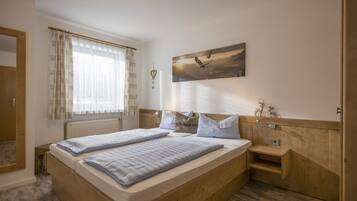 1 habitación, tabla de planchar con plancha y cuna de viaje