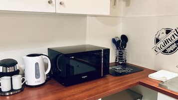 Een koelkast, een microgolfoven, een oven, een kookplaat