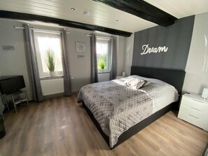 3 chambres, coffres-forts dans les chambres, fer et planche à repasser