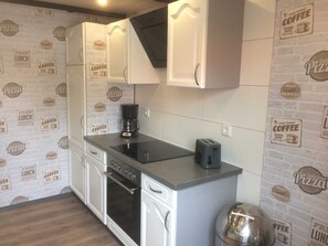 Kühlschrank, Mikrowelle, Ofen, Geschirrspüler