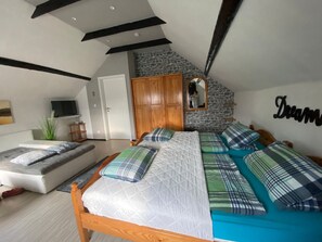 3 dormitorios, caja fuerte, tabla de planchar con plancha