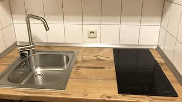 Fridge, stovetop, coffee/tea maker, electric kettle