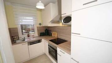 Kühlschrank, Mikrowelle, Ofen, Geschirrspüler