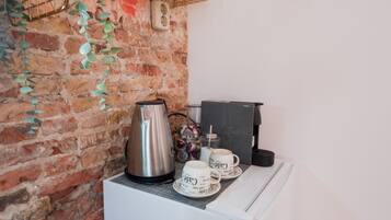 Kamar Double Standar | Kopi dan/atau alat penyeduh kopi