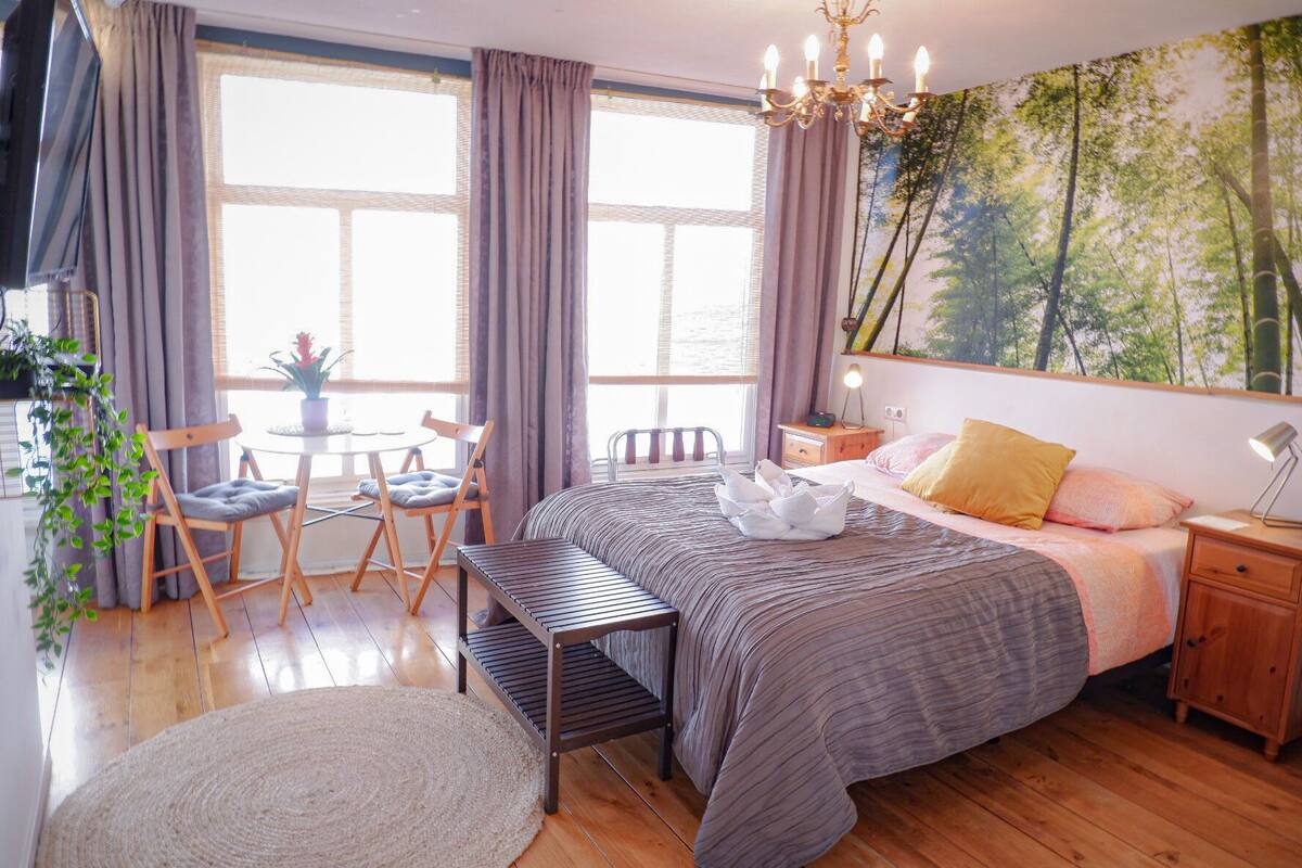 Hypo-allergenic bedding, desk, laptop workspace, free WiFi