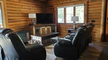 Smart TV, caminetto, lettore DVD, tavolo da calcetto