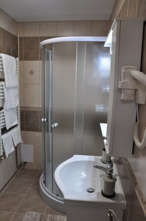 Habitación doble urbana | Baño | Toallas