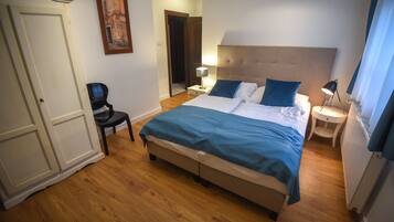 Superior Room | Desk, bed sheets