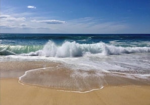 A beach with waves approaching the shore under a clear sky. - Villa Maïalen: A Large Family Home with a Pool and Recreational Facilities, Located Between the Ocean and the Lake   (Soustons)