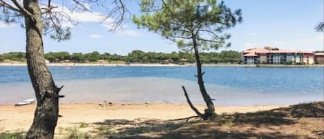 Nära stranden och solstolar