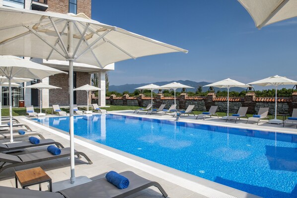 Outdoor pool, pool umbrellas, sun loungers