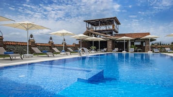 Piscine extérieure, parasols de plage, chaises longues