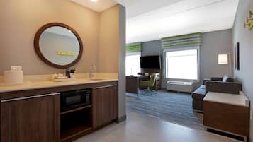 Studio Suite, 1 King Bed, Non Smoking, Refrigerator & Microwave (Wet Bar) | Minibar
