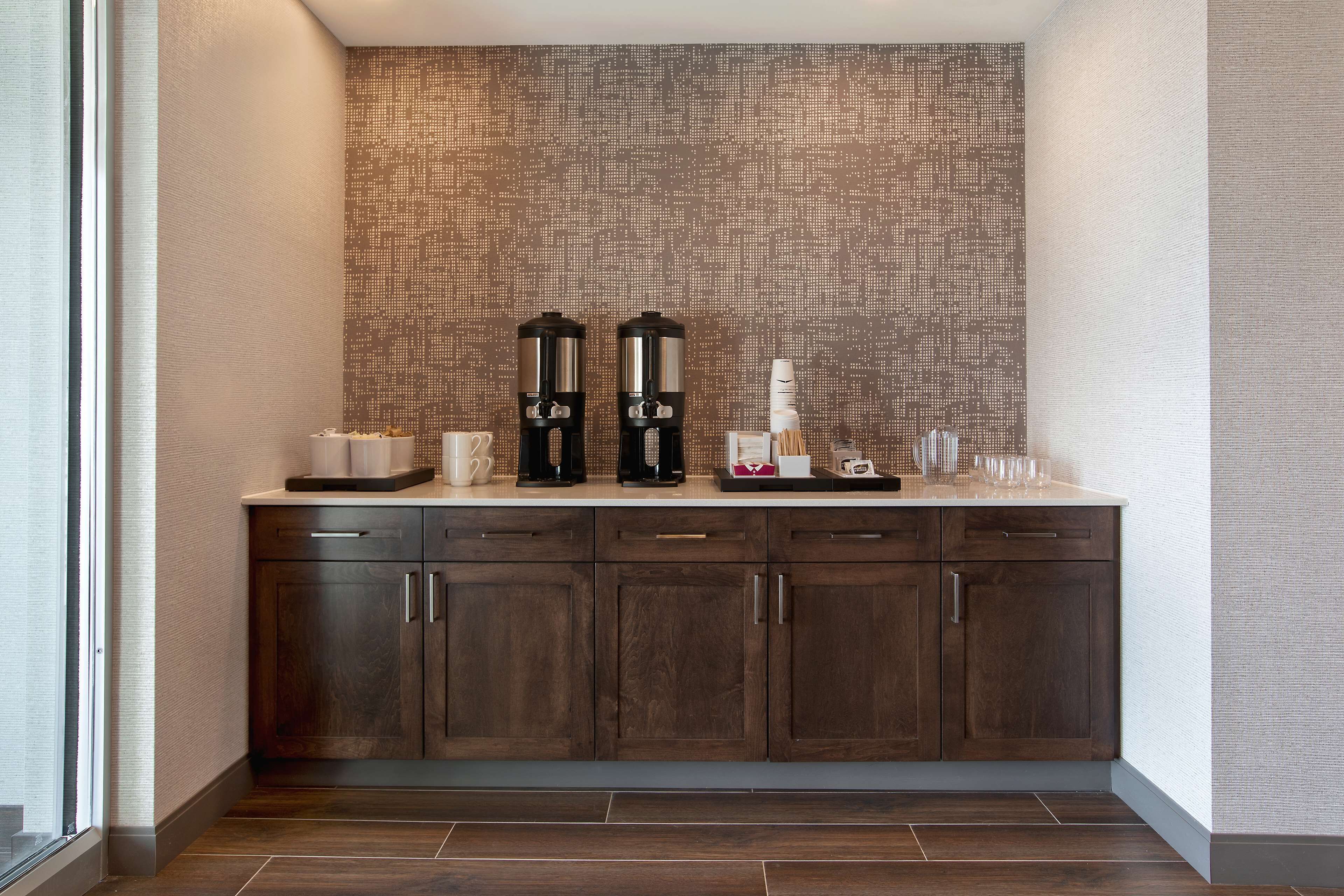 Photo - Hampton Inn & Suites Ottawa West
