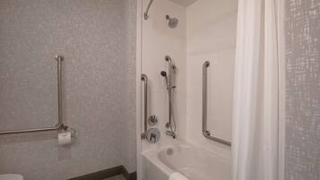 Ein Badezimmer mit Badewanne, Dusche und Toilette.