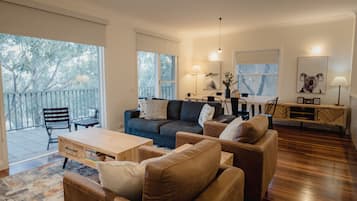 Smart-tv, dvd-afspiller, bøger, videobibliotek