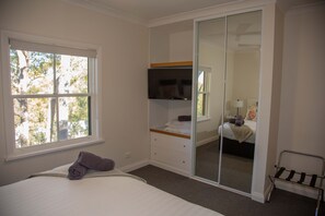 2 bedrooms, desk, iron/ironing board, WiFi - Cypress Lakes resort-making your stay easy & clean. We love our guests! (Pokolbin)